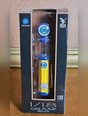 1/18 Scale Diecast Replica of Vintage Chevrolet Gasoline Pump by Lucky Die Cast